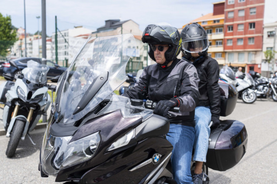 Alfonso Rueda aprovecha el sábado para dar un paseo en moto y pide reflexionar "con sentidiño"