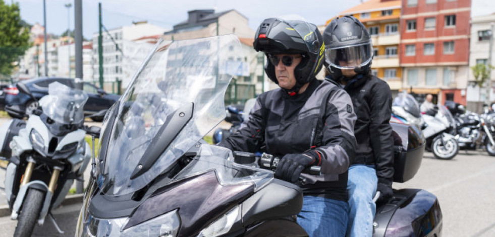 Alfonso Rueda aprovecha el sábado para dar un paseo en moto y pide reflexionar 