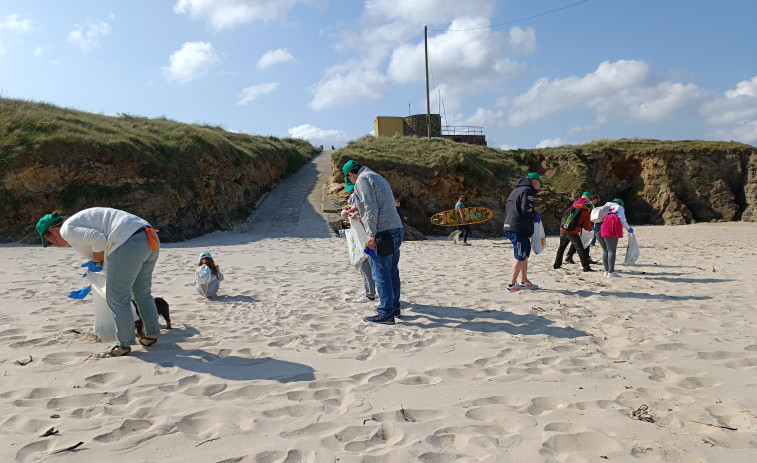 Recaudan más de 3.000 euros para la Fundación Aperta en la limpieza de la playa de O Vilar
