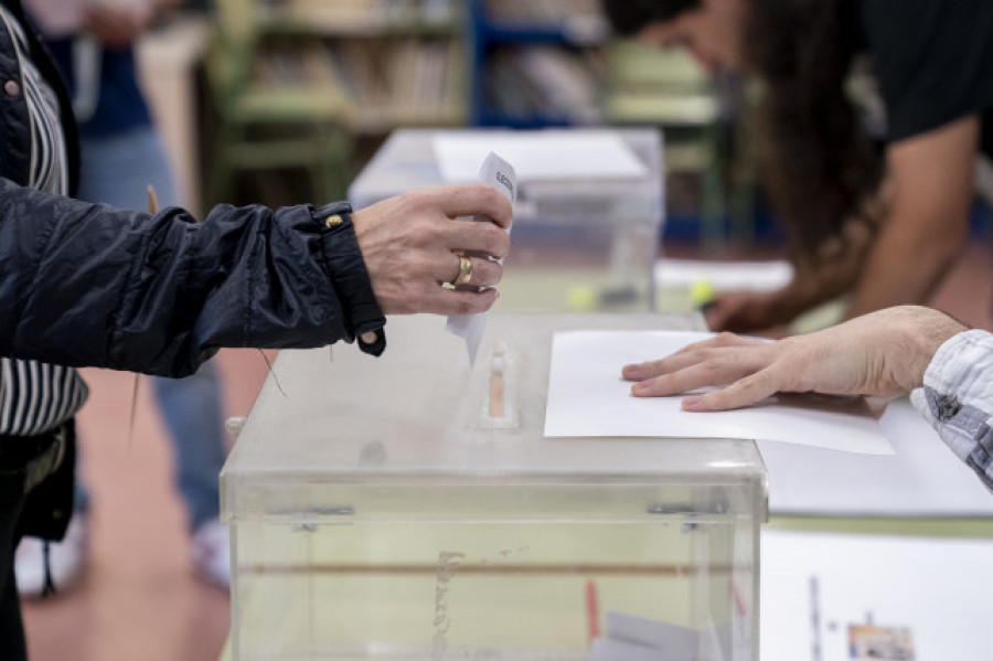 El presidente de una mesa electoral de Santander sufre un ataque de pánico y es sustituido por el primer votante