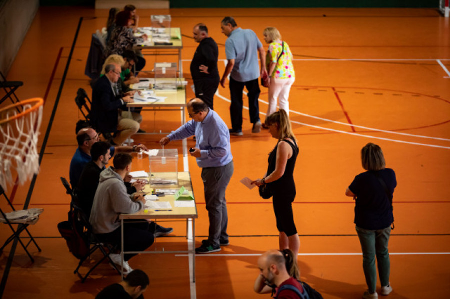 El Gobierno destaca la "absoluta normalidad" en la apertura de los colegios electorales en toda España