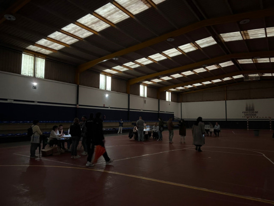 La tormenta deja a oscuras un colegio electoral en Santiago e incidencias de inundaciones