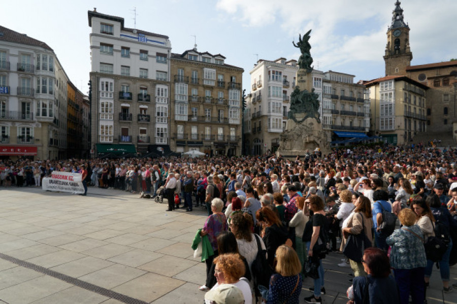 Vitoria muestra mediante una concentración su repulsa por el asesinato machista de Maialen