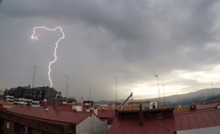 Otra tarde de tormentas con más de 2.300 rayos especialmente en la provincia de A Coruña