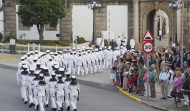 La Armada se abre a la ciudad tras el arriado precedido de la música y marchas militares