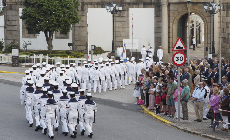 La Armada se abre a la ciudad tras el arriado precedido de la música y marchas militares