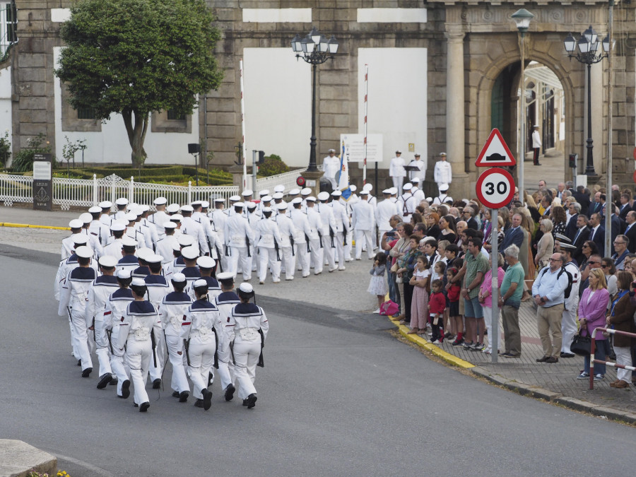 La Armada se abre a la ciudad tras el arriado precedido de la música y marchas militares