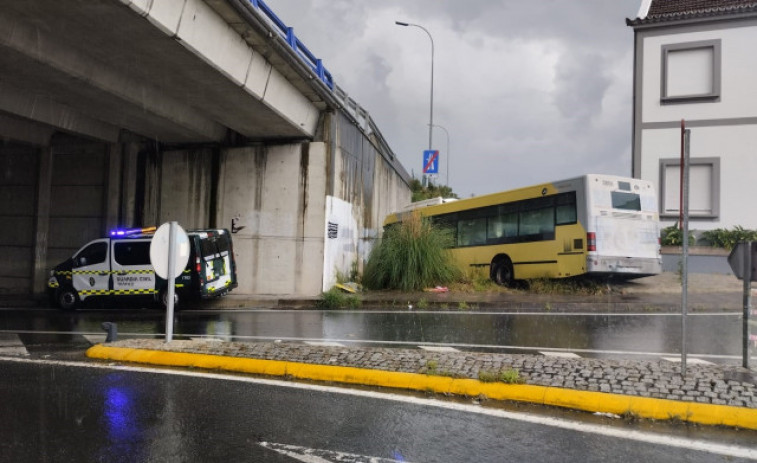 Herido el conductor de un autobús urbano en Santiago al chocar contra un puente de la AP-9