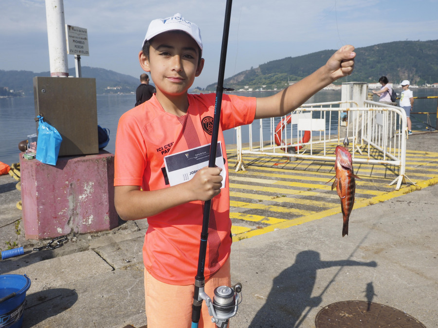 Alrededor de cuarenta niños de entre 7 y 13 años se asoman a la pesca de la mano del Puerto