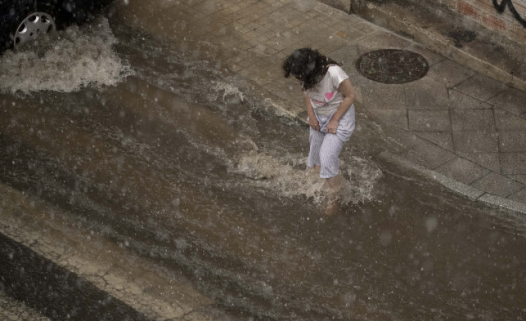 Trece comunidades siguen en alerta por lluvias y tormentas, con Galicia y Baleares en naranja