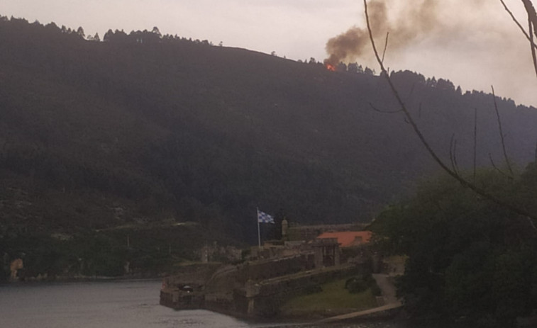 La caída de un rayo en el entorno de Punta Segaño, en Ares, provoca un pequeño incendio forestal