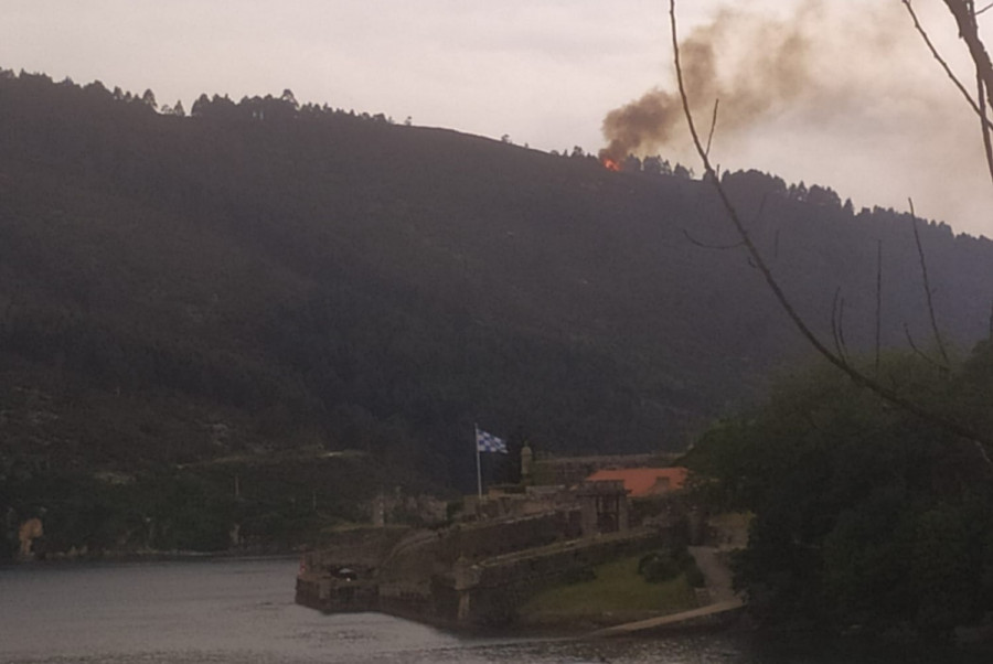 La caída de un rayo en el entorno de Punta Segaño, en Ares, provoca un pequeño incendio forestal