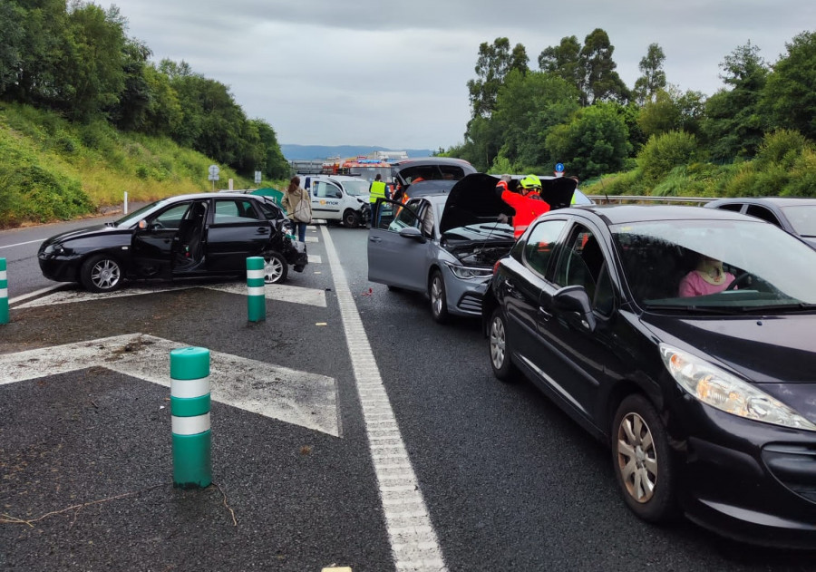 Una colisión en cadena en la AP-9 se salda con cuatro personas heridas