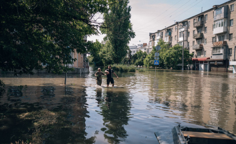 Cientos de personas atrapadas por inundación aguardan aún rescate en localidades de Jersón