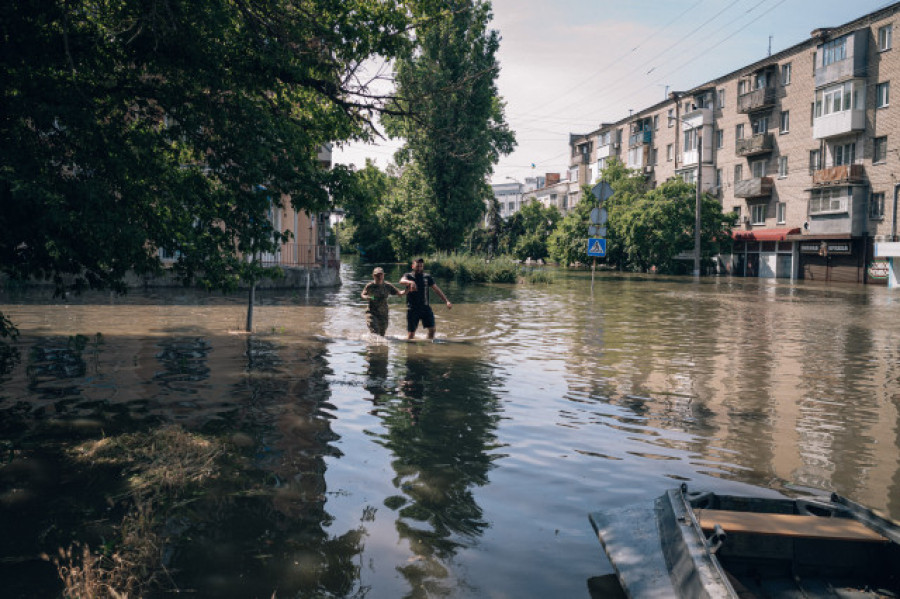 Cientos de personas atrapadas por inundación aguardan aún rescate en localidades de Jersón