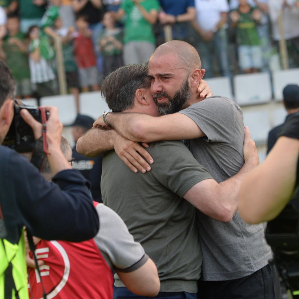 Joselu se abraza al entrenador Cristóbal Parralo tras el ascenso conseguido hace dos semanas al ganar al Celta B   daniel alexan