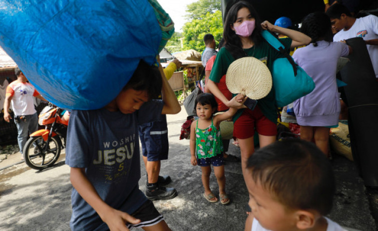 Unas 14.000 personas evacuadas por la actividad del volcán Mayón en Filipinas