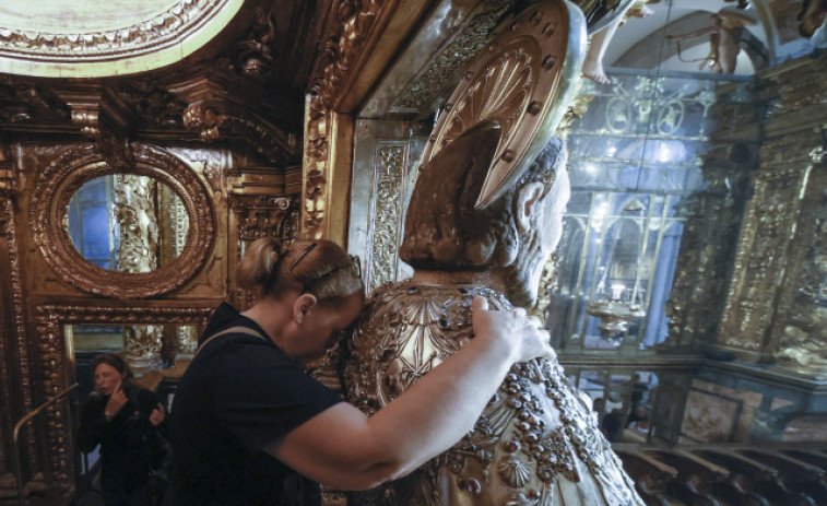 La Catedral de Santiago recupera el abrazo al Apóstol con un acceso diferenciado y la prohibición de hacer fotos