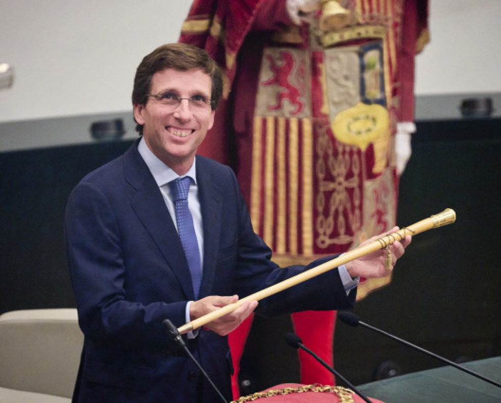 EuropaPress 5278355 alcalde madrid jose luis martinezalmeida pp muestra baston mando sesion 16341017