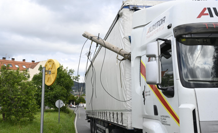 Un camión arranca por accidente un poste y cableado eléctrico en la carretera de O Feal