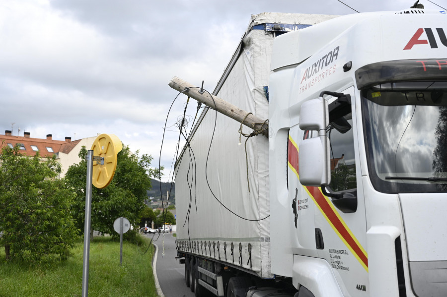 Un camión arranca por accidente un poste y cableado eléctrico en la carretera de O Feal
