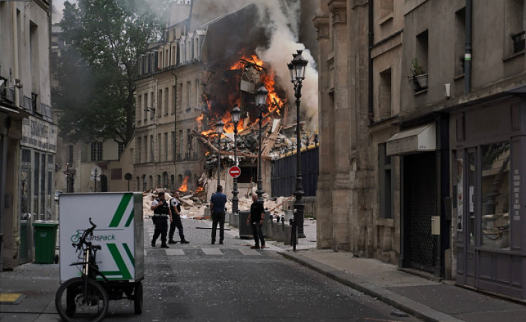 Un edificio se derrumba en París por una explosión de gas