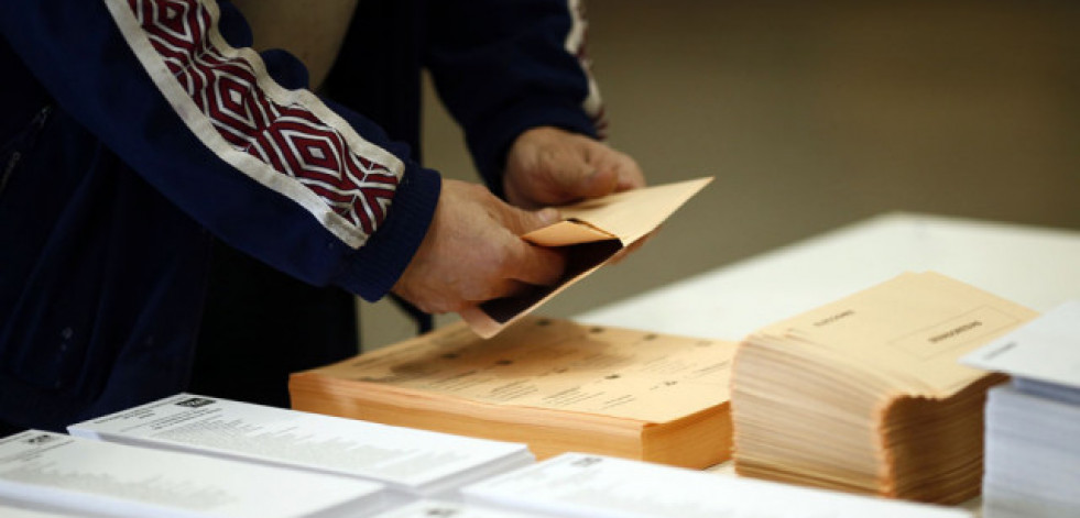 Una docena de partidos concurren a las elecciones generales en Galicia