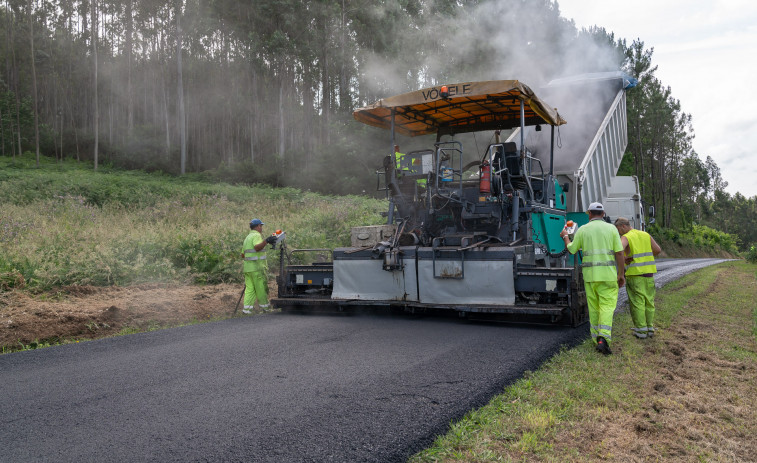 Moeche inicia las obras de aglomerado de la pista que une Ponte do Sur y San Sadurniño