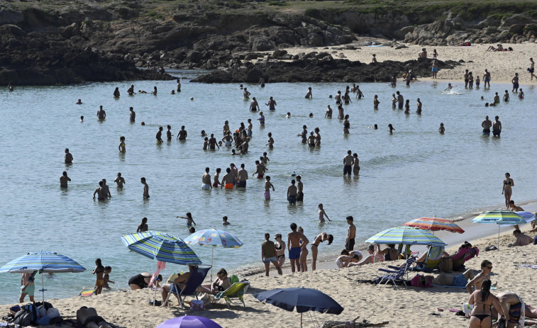 Altas temperaturas y playas aún sin socorristas, que no cubrirán las plazas en Ferrol