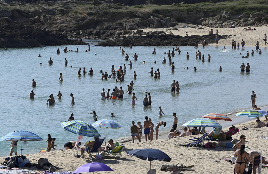 Altas temperaturas y playas aún sin socorristas, que no cubrirán las plazas en Ferrol