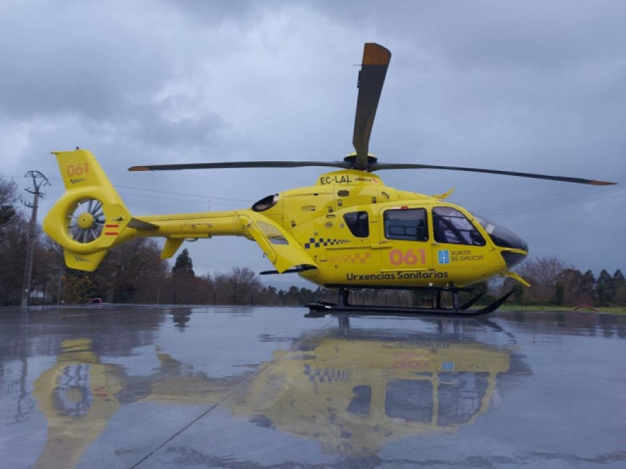 Evacuado en helicóptero un vecino de Rois tras caerle encima un portal de hierro