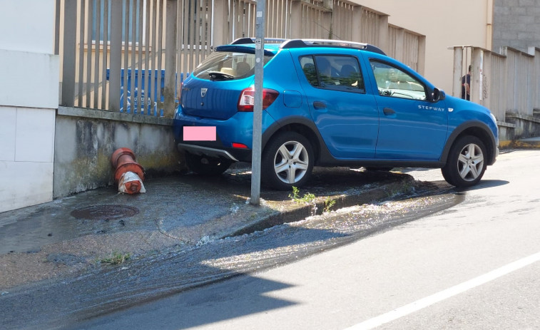 El descuido de una conductora provoca la rotura de un hidrante de incendio en el campus de Ferrol