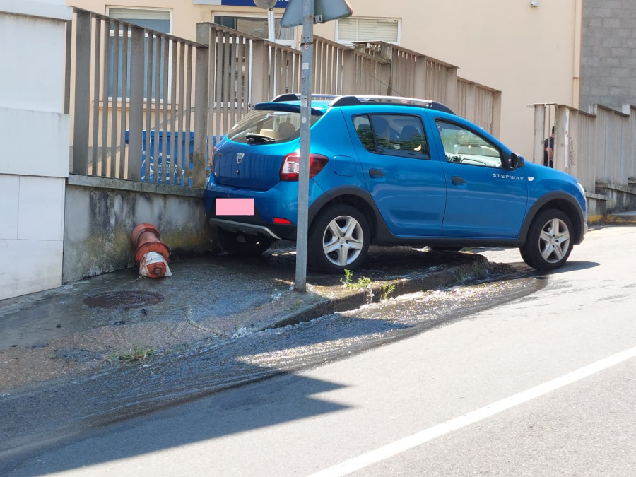 El descuido de una conductora provoca la rotura de un hidrante de incendio en el campus de Ferrol