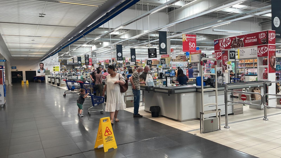 A apertura do comercio no primeiro domingo  de rebaixas centrouse en Ferrol nas áreas comerciais