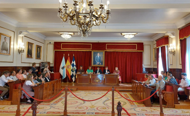 El gobierno  de Ferrol actualiza los salarios y reparte las dedicaciones de los ediles