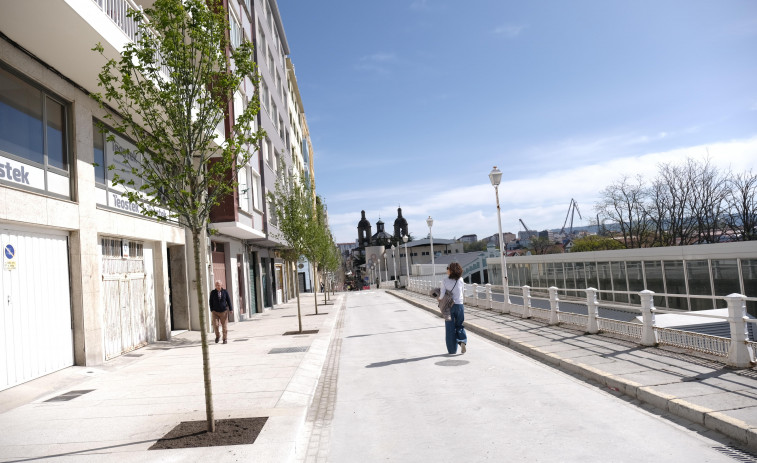 Rechazo al cronograma que ponía fin en abril a las obras de la ferrolana calle de la Iglesia