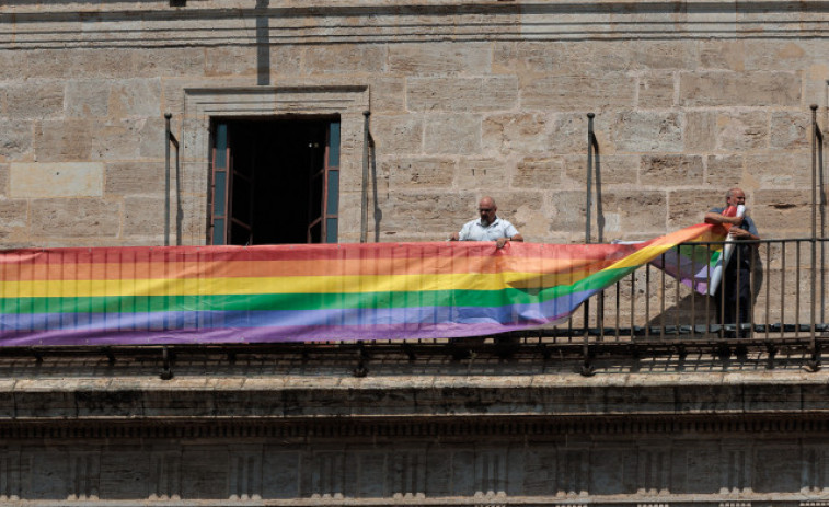 Quita y pon de banderas arcoíris: la irrupción de Vox marca el Día del Orgullo