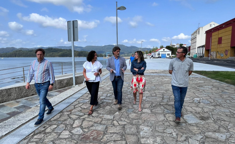 Visita de responsables de Portos de Galicia al muelle ortigueirés para supervisar las mejoras