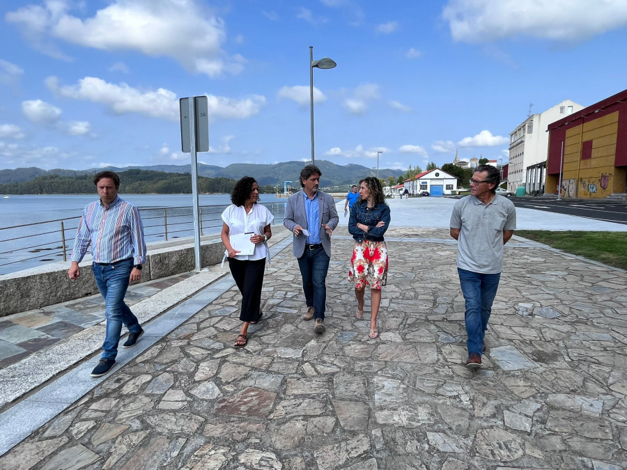 Visita de responsables de Portos de Galicia al muelle ortigueirés para supervisar las mejoras