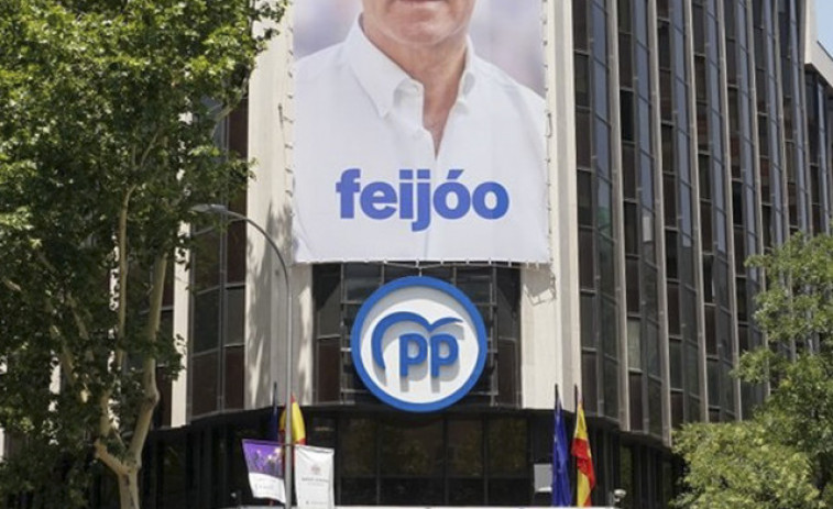 El PP cuelga de Génova una lona con Feijóo y su lema de campaña: 