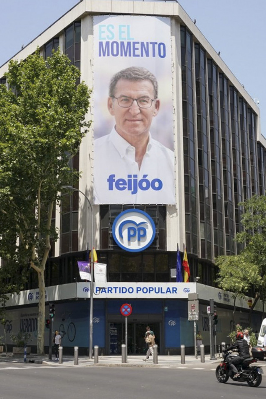 El PP cuelga de Génova una lona con Feijóo y su lema de campaña: "Es el momento"