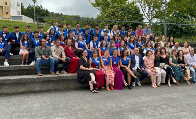 Lleno a rebosar en la Casa da Cultura de Valdoviño en la primera graduación del alumnado del CPI Atios
