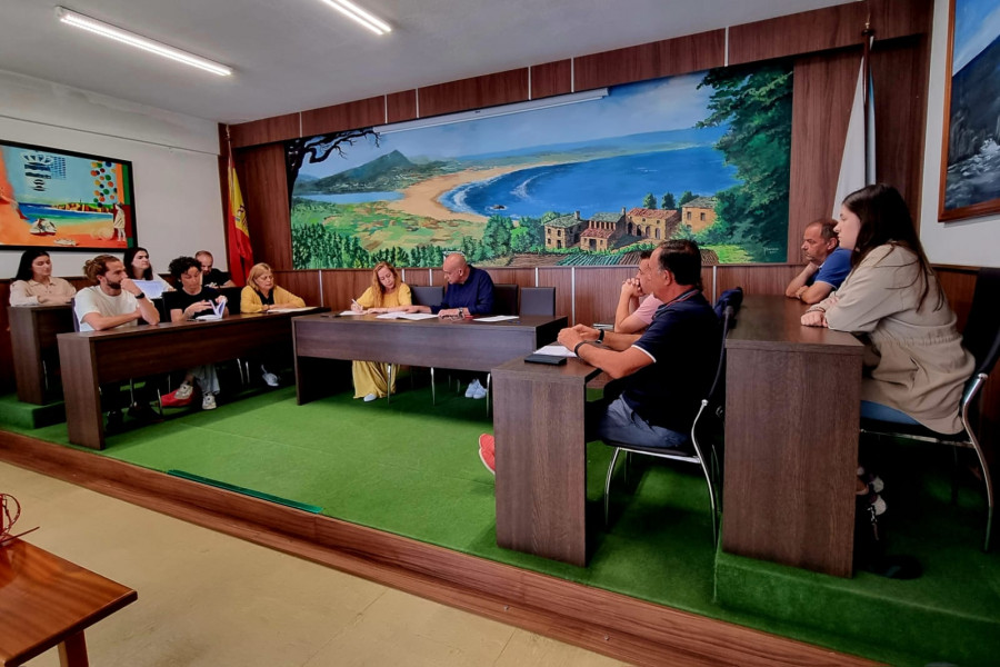 Valdoviño eleva retribuciones y mantiene el sueldo del alcalde, Alberto González