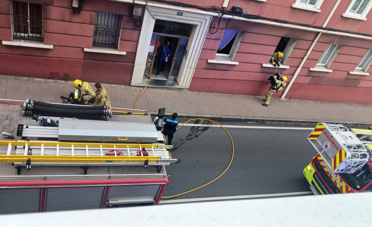 Rescatan en Ferrol a tres perros de un incendio causado por una freidora en la avenida de Vigo