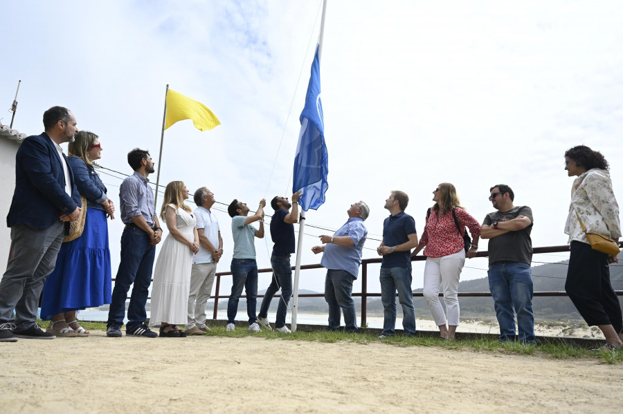 Ferrol inaugura el verano con el izado de las banderas azules y la llegada  de los socorristas