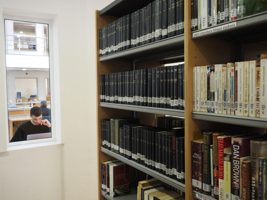 La contratación de personal augura un verano con la biblioteca de Ferrol a medio gas