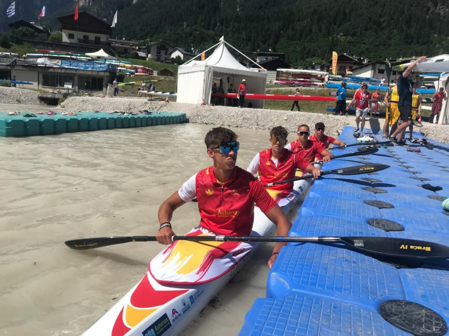 Los palistas del Firrete, en las finales de K4 y K2 del Mundial júnior