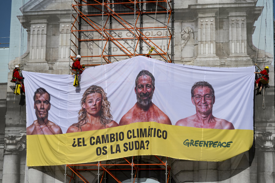 Greenpeace despliega una lona en Madrid con Sánchez, Feijóo, Díaz y Abascal "sudando" por el cambio climático