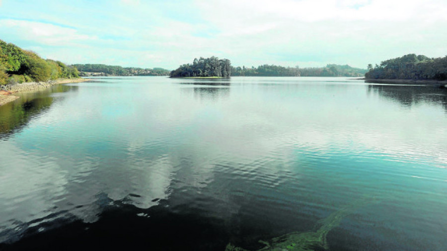 La contaminación por plásticos también afecta a lagos como Meirama, Cecebre o Doniños