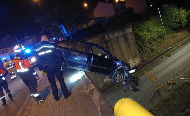 La Policía busca a los ocupantes de un vehículo accidentado en la carretera de Xoane